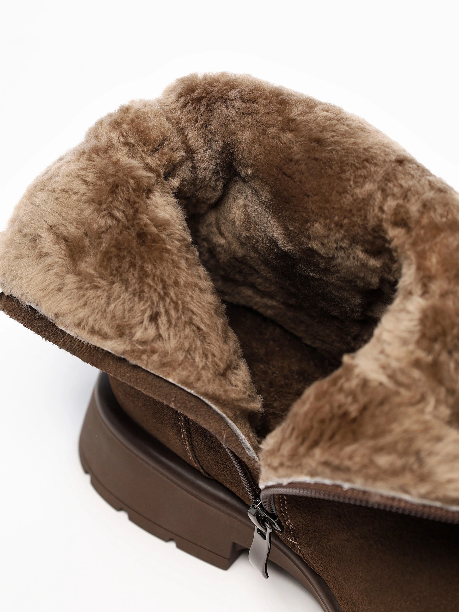 Ботинки темно-коричневого цвета на среднем каблуке